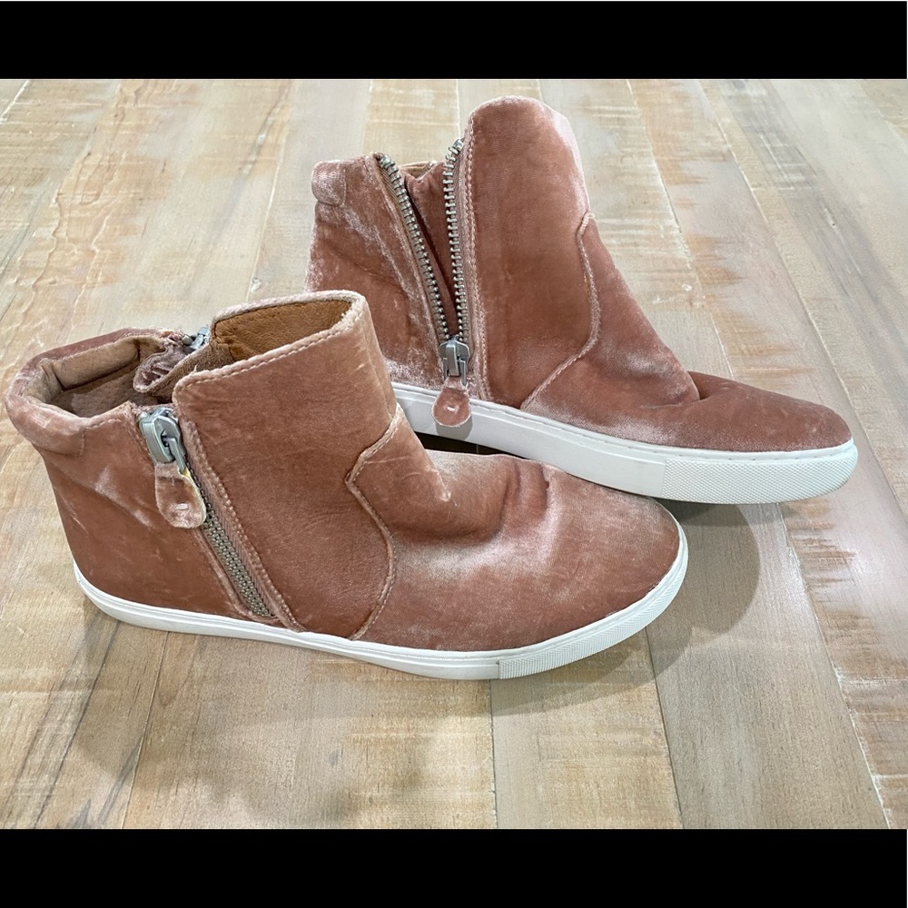 Kenneth Cole Gentle Souls Carole blush pink velvet shoes